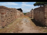 02840 ostia - regio v - insula v - via dell'invidioso - ecke semita dei cippi - blick ri osten - 2016.jpg